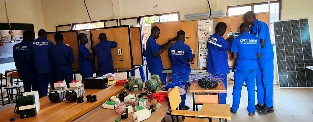 Atelier d'installation électrique avec panneau solaire au CFPT-FAMOS