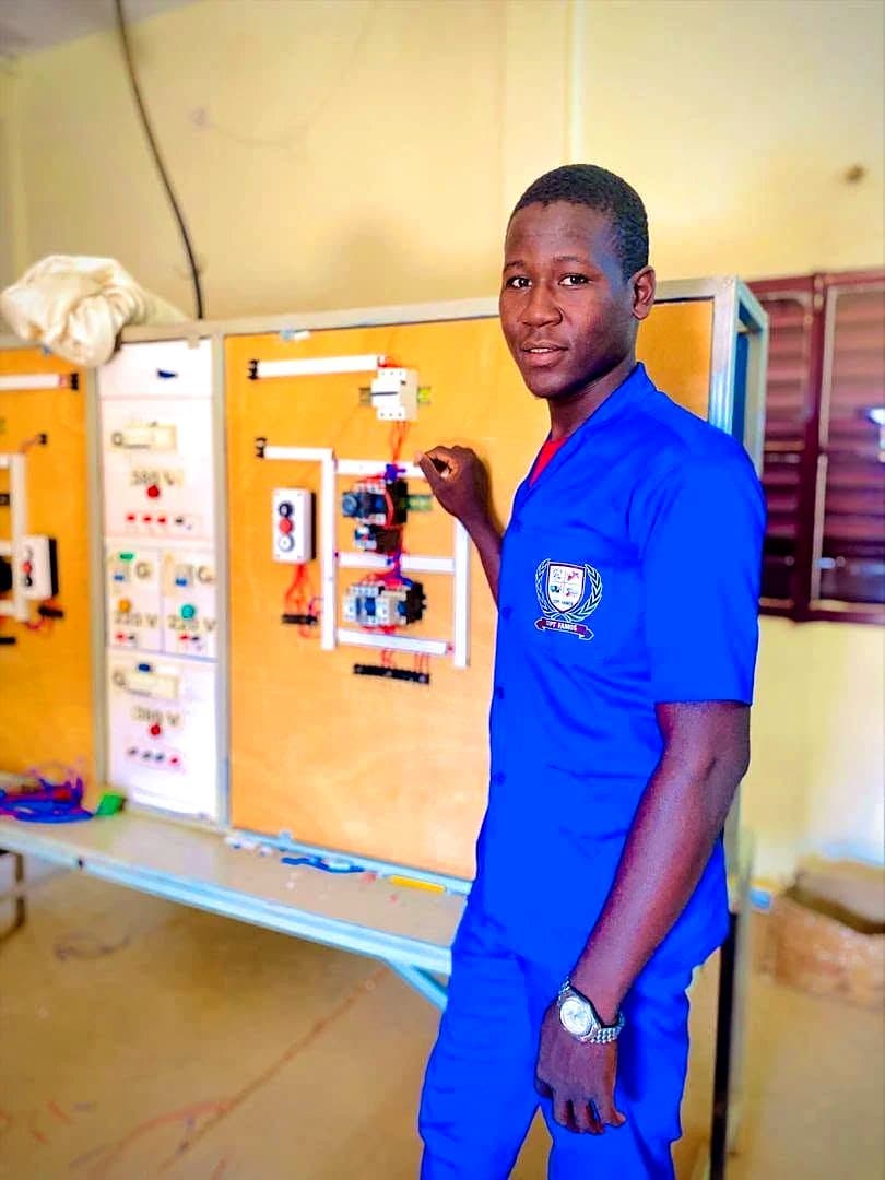 Apprenant expliquant le câblage d'une armoire électrique