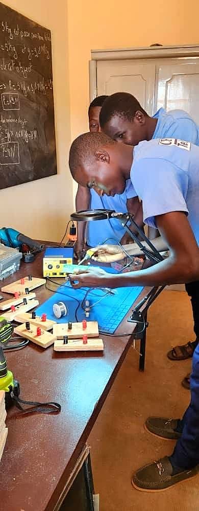 Apprenants soudant des composants électroniques sur un circuit